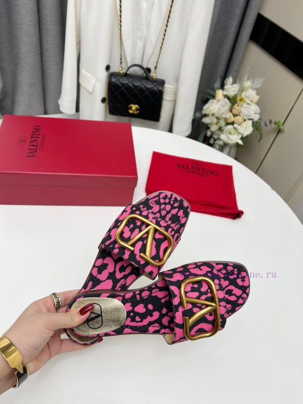 Valentino. The latest collection of Valentino 2024 features perfect details and a very eye-cu89tlv37