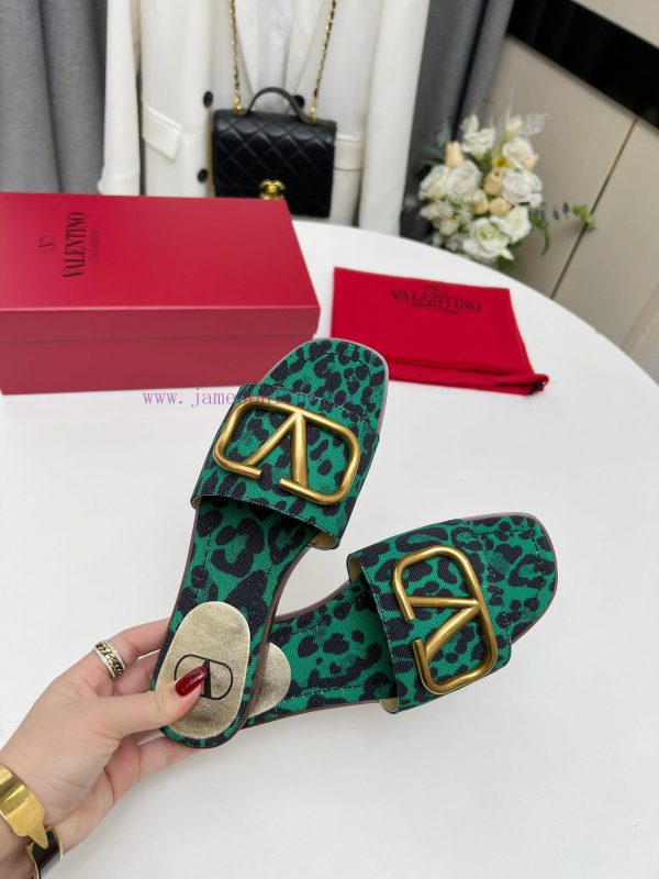 Valentino. The latest collection of Valentino 2024 features perfect details and a very eye-chzl9deyd
