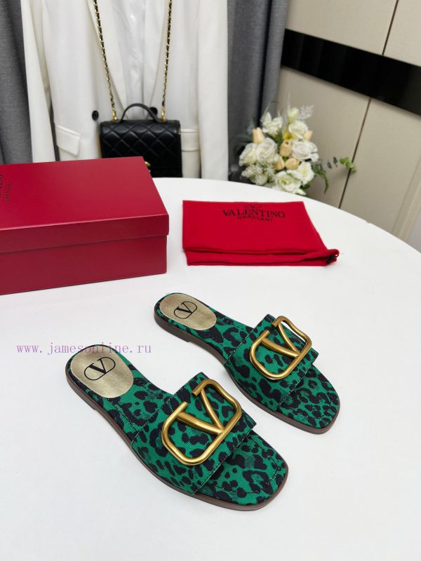 Valentino. The latest collection of Valentino 2024 features perfect details and a very eye-chzl9deyd - Image 3