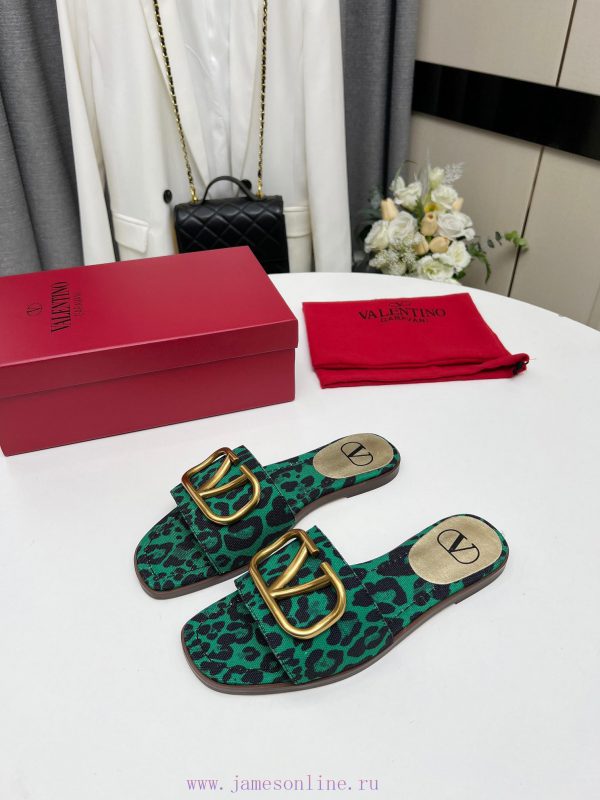 Valentino. The latest collection of Valentino 2024 features perfect details and a very eye-chzl9deyd - Image 4