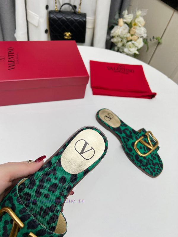 Valentino. The latest collection of Valentino 2024 features perfect details and a very eye-chzl9deyd - Image 7