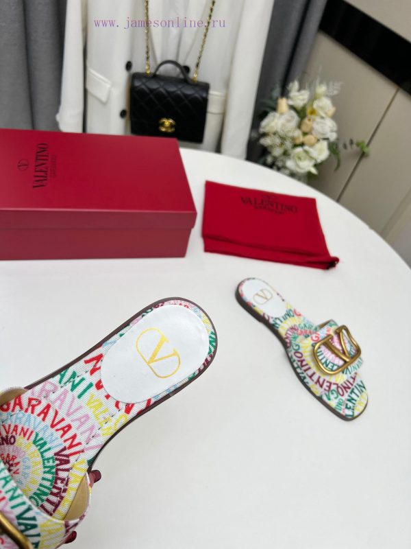 Valentino. The latest collection of Valentino 2024 features perfect details and a very eye-ce6y05etp - Image 7