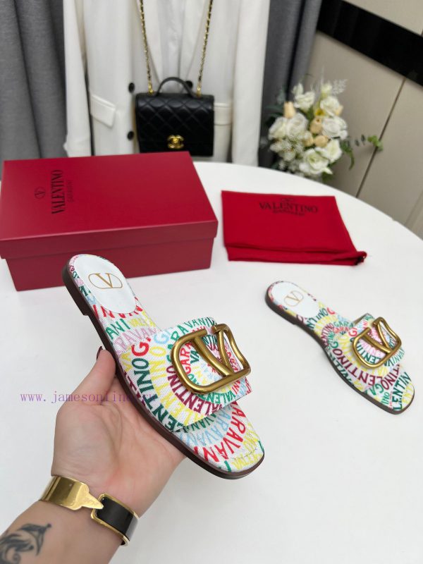 Valentino. The latest collection of Valentino 2024 features perfect details and a very eye-ce6y05etp - Image 8