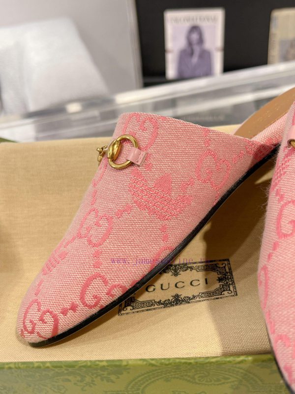 . Gucci collaborates with Adidas to create a new round of 24ss cool slippers with a buckle amcome12m - Image 8
