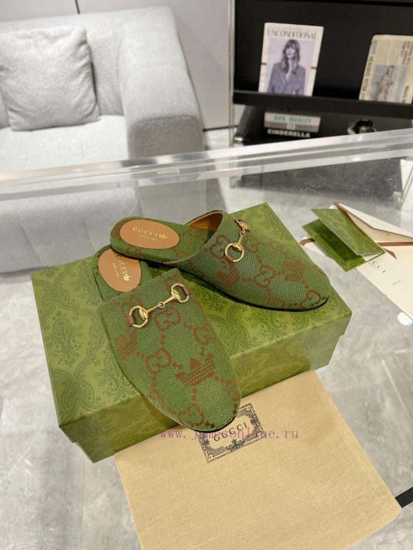 . Gucci collaborates with Adidas to create a new round of 24ss cool slippers with a buckle a0udxou1m - Image 4