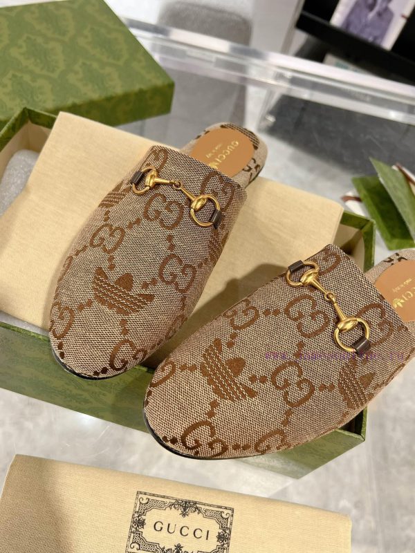 . Gucci collaborates with Adidas to create a new round of 24ss cool slippers with a buckle aon8uwiag - Image 10