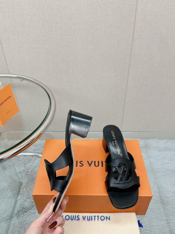 -Top qualityLoui Vuitton's new hollowed out slippersInterpreting timeless elegant designs wijq0qu7ep - Image 4