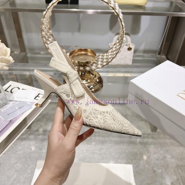 Top tierDior 2024 new season hollowed out carved Mary Jane pointed single shoesThe new Spectvecr0j1n - Image 4