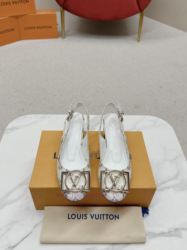 ️ Lv Single Shoe: This Urban Twist women's shoe provides a fashionable upgrade to the classimof1rih3