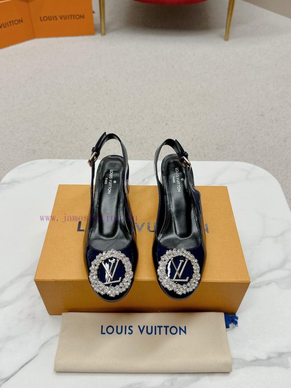 ️ Lv Single Shoe: This Urban Twist women's shoe provides a fashionable upgrade to the classife38itt4