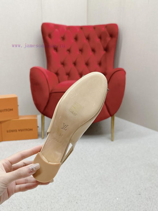 ️ Lv Single Shoe: This Urban Twist women's shoe provides a fashionable upgrade to the classiefchyd7i - Image 10