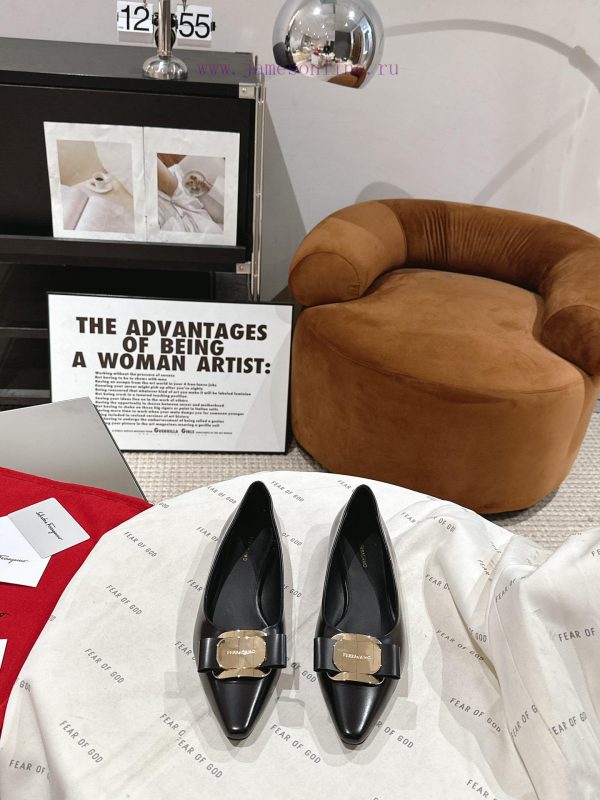 Ferragamo 24 Early Spring Collection New ProductsThe smooth lines of the shoe make it incred1iw96qf1