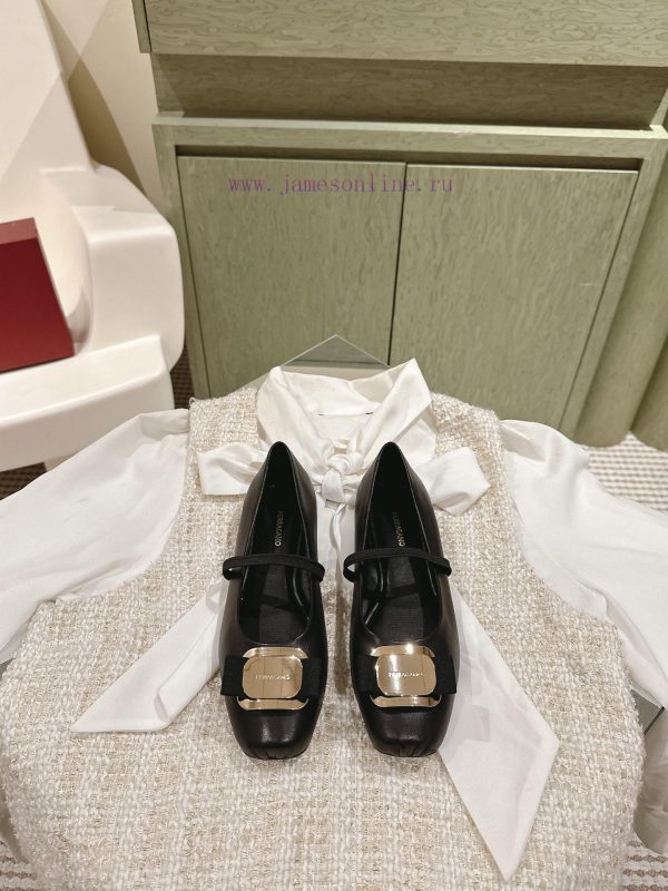 | ²⁰²4 ??  ?? Ferragamo's early spring series new product features a square bow design, wio5j9myd0