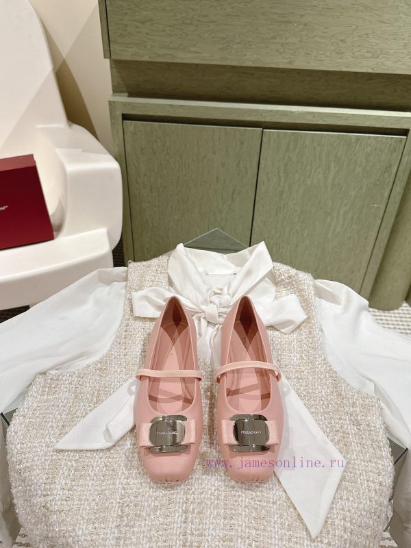 | ²⁰²4 ??  ?? Ferragamo's early spring series new product features a square bow design, wi5t8go9na