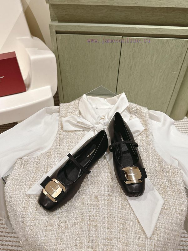 | ²⁰²4 ??  ?? Ferragamo's early spring series new product features a square bow design, wio5j9myd0 - Image 4