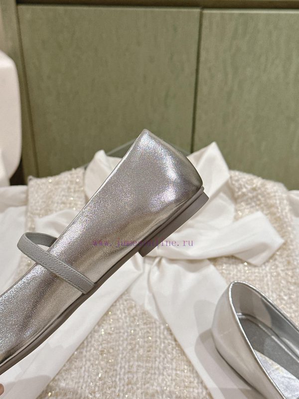 | ²⁰²4 ??  ?? Ferragamo's early spring series new product features a square bow design, wimdlx10r5 - Image 6