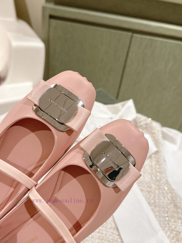 | ²⁰²4 ??  ?? Ferragamo's early spring series new product features a square bow design, wi5t8go9na - Image 5