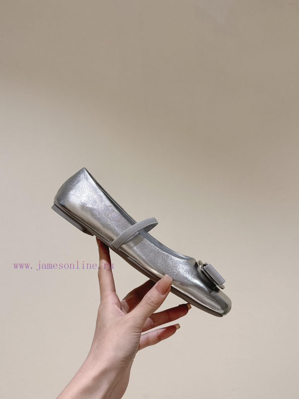 | ²⁰²4 ??  ?? Ferragamo's early spring series new product features a square bow design, wimdlx10r5 - Image 9