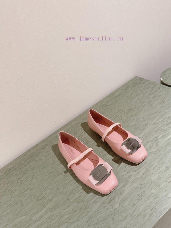 | ²⁰²4 ??  ?? Ferragamo's early spring series new product features a square bow design, wi5t8go9na - Image 8
