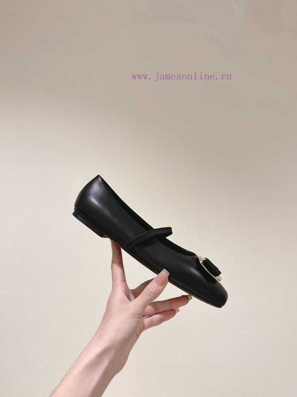 | ²⁰²4 ??  ?? Ferragamo's early spring series new product features a square bow design, wio5j9myd0 - Image 9