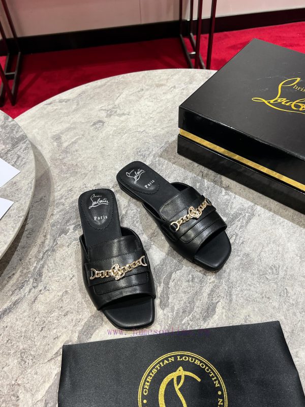 CL chain slippers ? ꫛꫀw. ︎ ️This sandal is made of CL logo gold chain and black leather, witmt9ls3aj