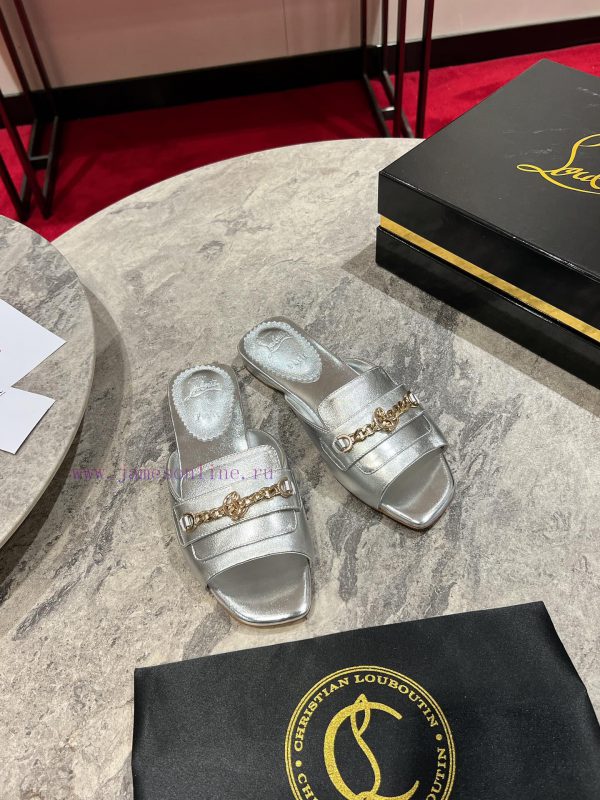 CL chain slippers ? ꫛꫀw. ︎ ️This sandal is made of CL logo gold chain and black leather, wit2rdctmct