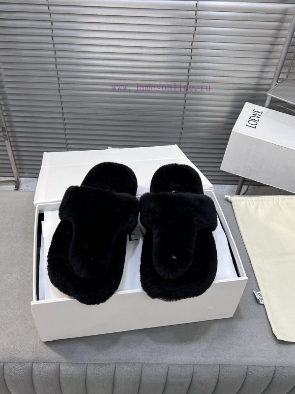 LOEWE's new fur slippers, Easy, with three petal shaped heads wrapped in full leather, are nsw47xwrv