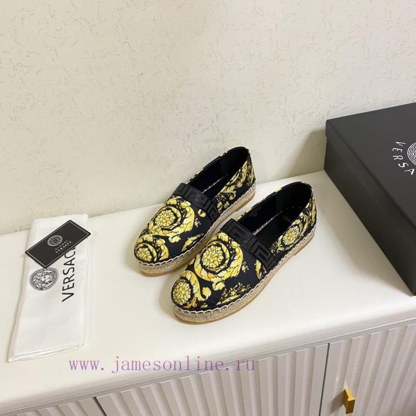 p. Versace's new fisherman shoes, top of the line, use the brand's exclusive printed fabric,4izkagkr