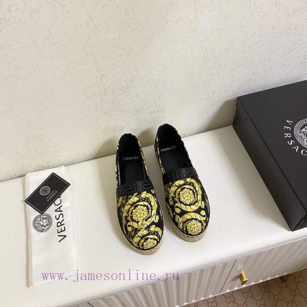 p. Versace's new fisherman shoes, top of the line, use the brand's exclusive printed fabric,4izkagkr - Image 3