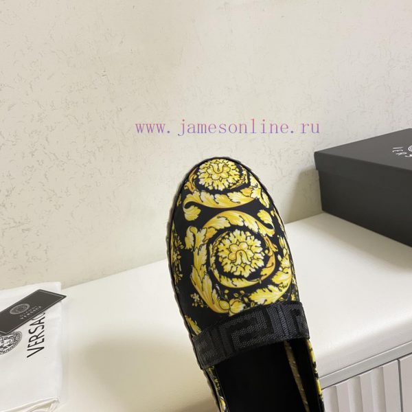 p. Versace's new fisherman shoes, top of the line, use the brand's exclusive printed fabric,4izkagkr - Image 8