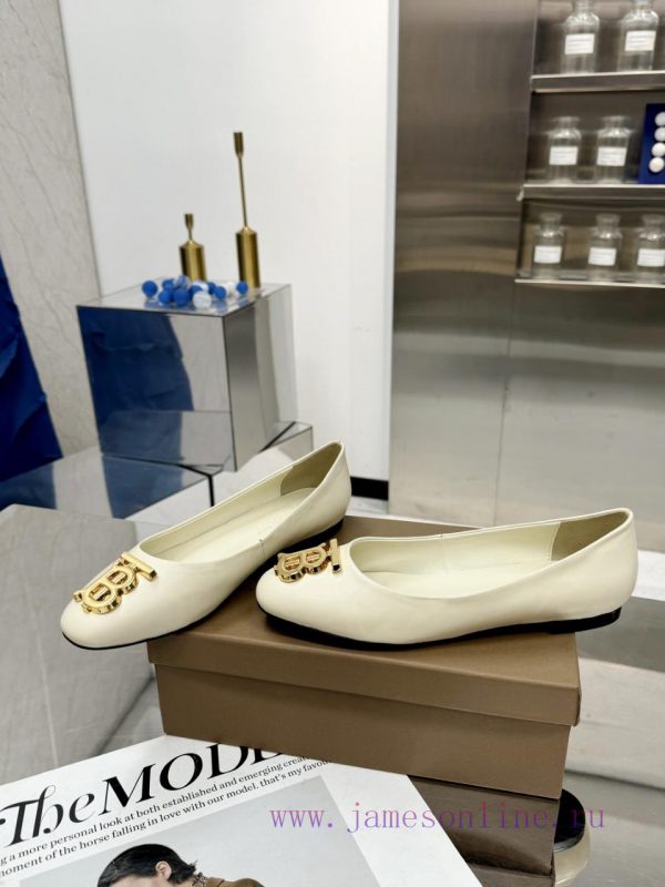 Burberry's classic plaid flat shoes are the least picky and age limited shoes to date. Everycbzl7bta - Image 7