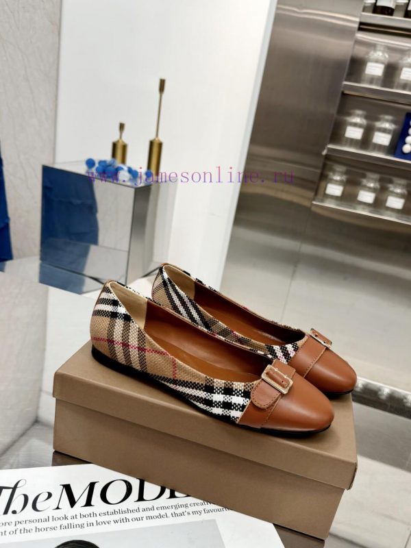 Burberry's classic plaid flat shoes are the least picky and age limited shoes to date. Everya24fm58c