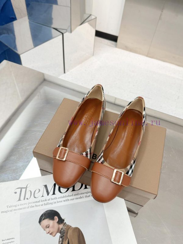 Burberry's classic plaid flat shoes are the least picky and age limited shoes to date. Everya24fm58c - Image 4