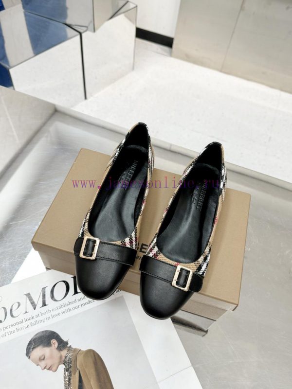 Burberry's classic plaid flat shoes are the least picky and age limited shoes to date. Everybyu7ynx2