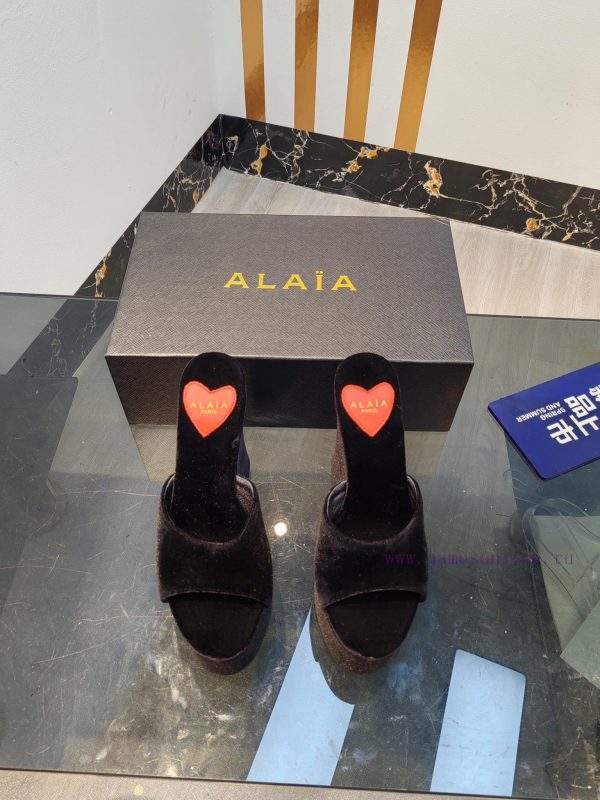 ALAIA's latest hate sky high water table slippers for 2024, with a unique heart-shaped desig8uq29nlv