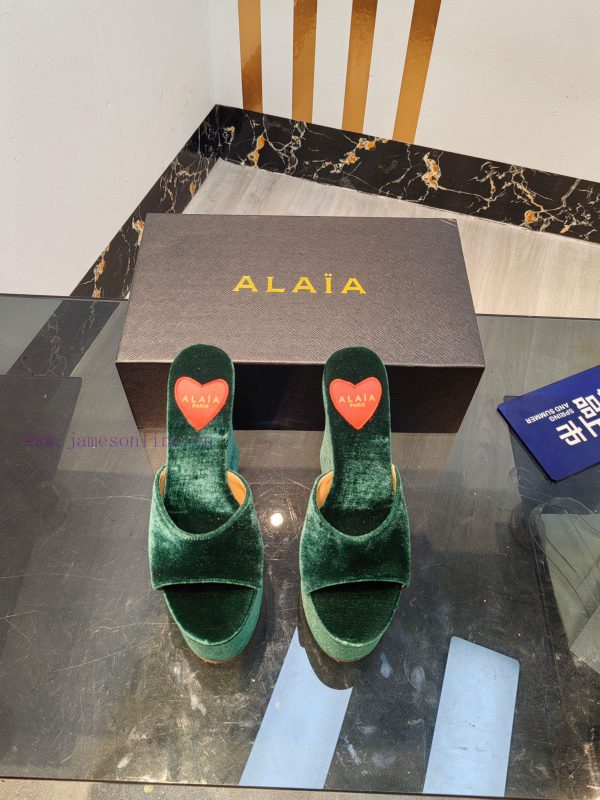 ALAIA's latest hate sky high water table slippers for 2024, with a unique heart-shaped desigledxc39o