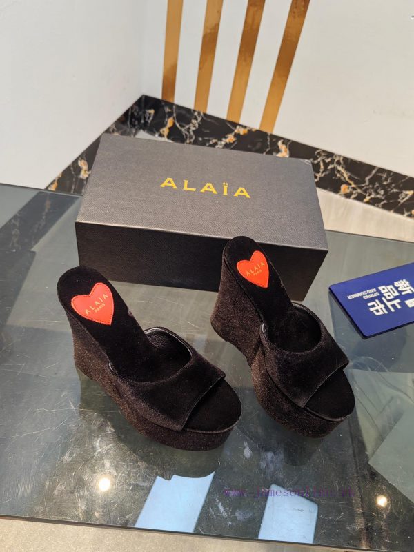ALAIA's latest hate sky high water table slippers for 2024, with a unique heart-shaped desig8uq29nlv - Image 3
