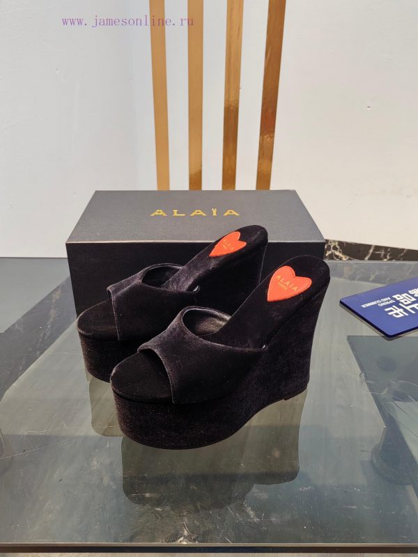 ALAIA's latest hate sky high water table slippers for 2024, with a unique heart-shaped desig8uq29nlv - Image 4