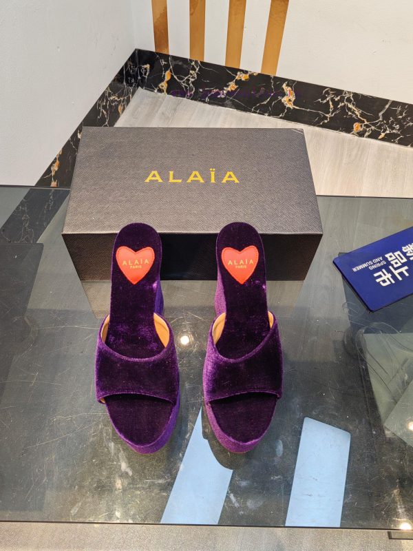 ALAIA's latest hate sky high water table slippers for 2024, with a unique heart-shaped desigup2yfr9u