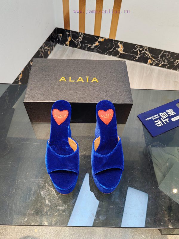 ALAIA's latest hate sky high water table slippers for 2024, with a unique heart-shaped desig2cadb9a6