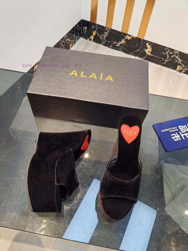 ALAIA's latest hate sky high water table slippers for 2024, with a unique heart-shaped desig8uq29nlv - Image 7