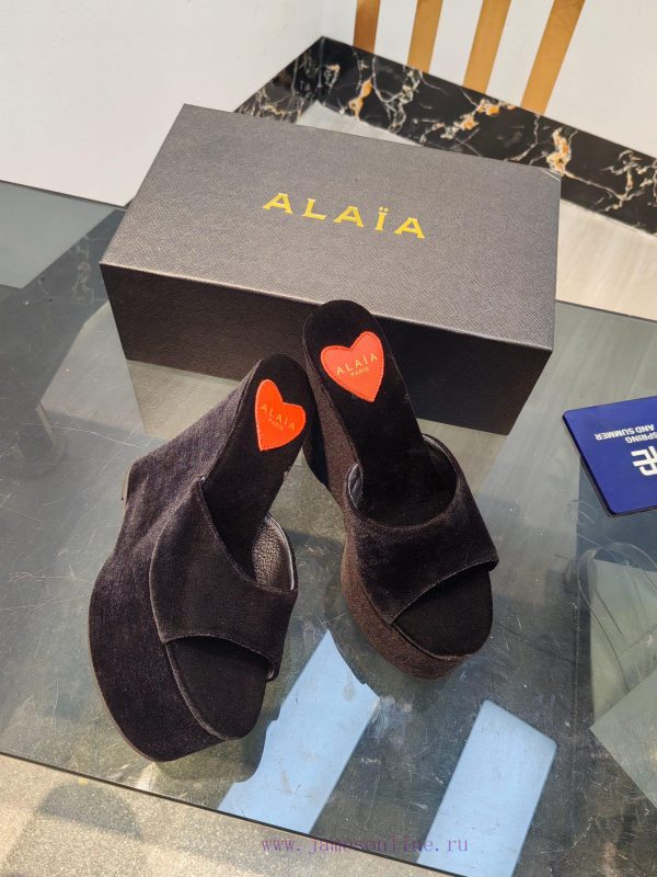ALAIA's latest hate sky high water table slippers for 2024, with a unique heart-shaped desig8uq29nlv - Image 8