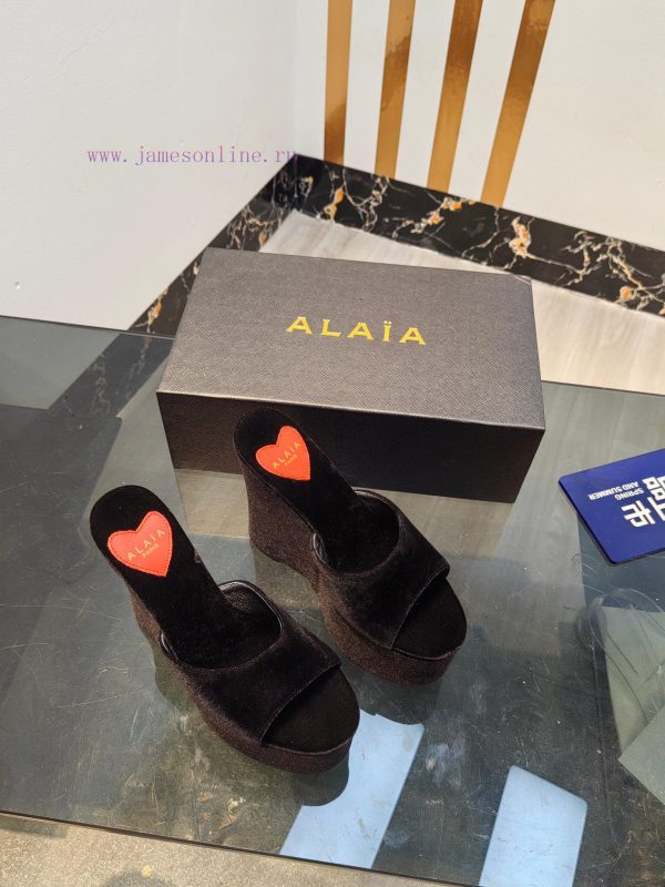 ALAIA's latest hate sky high water table slippers for 2024, with a unique heart-shaped desig8uq29nlv - Image 10