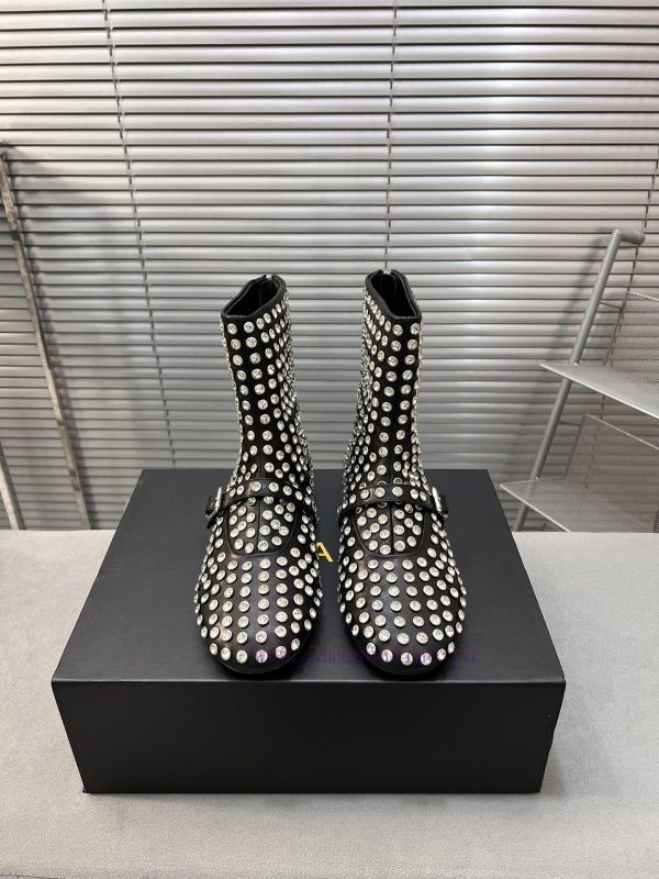 Alaia runway style flat bottomed rhinestone studded short boots ?A super popular and dazzlin3h9x9lno