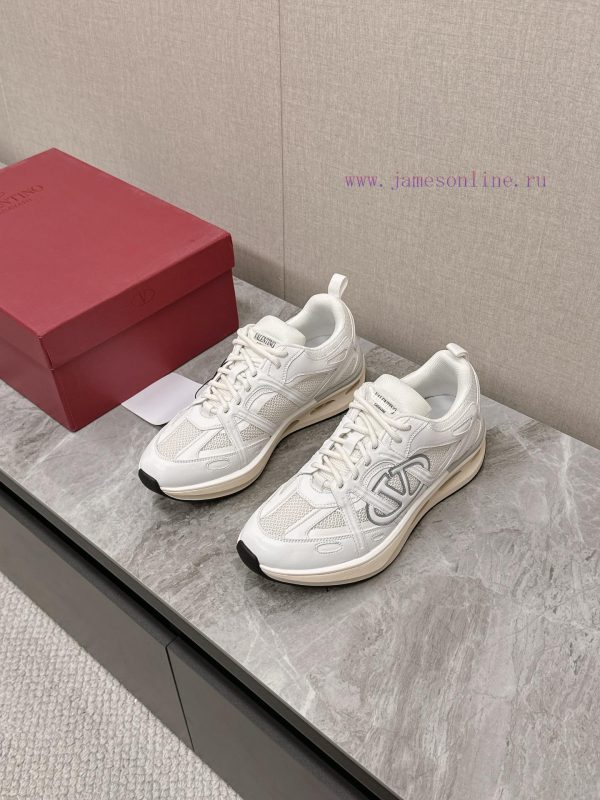 Valentino's latest Easy Jog sneakersYang Yang, Zheng Ye, Cheng Wang, and Hongyi perform the 8c1evoal