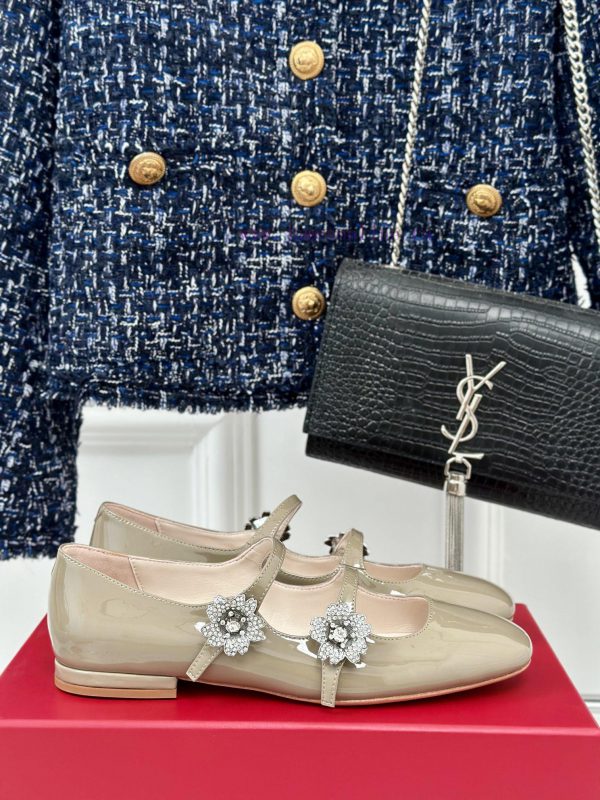 Roger Vivier | RV Classic Diamond BuckleMary Jane ShoesThe shoe upper is made of imported ca6lv6r5mj