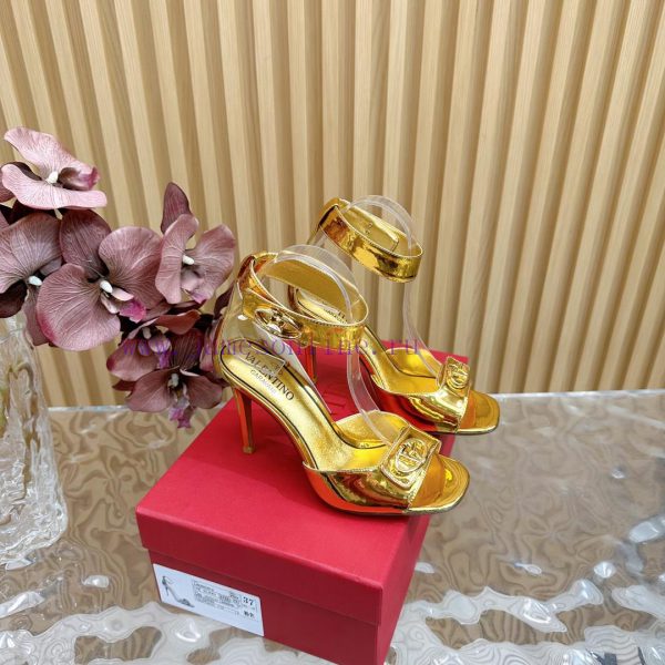 -- New Warren——————2024 Top Valentino Paris Fashion Show launches Valentino mesh studded sanlomc9v5y