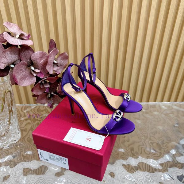 -- New Warren——————2024 Top Valentino Paris Fashion Show launches Valentino mesh studded sanv9i48llg