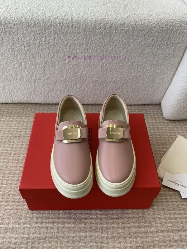 Ferragam * 24ss Ferragamo new version Vara bow soft patent leather loafersIts material is sufe4eu34w