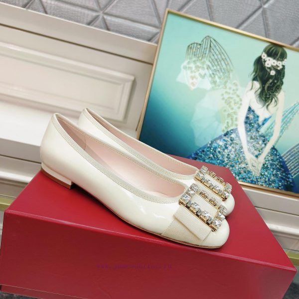 The 2024 RVRoger Vivier draws inspiration from the Belle Vivier collection, The Tr è s Vivie1t5l3ju4